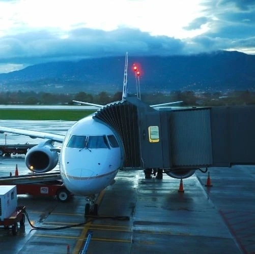 Avion en cours d'embarquement à l'aéroport international Juan Santamaria au Costa Rica