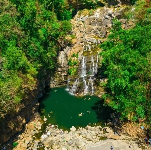 Vue aérienne de la cascade Nauyaca au Costa Rica