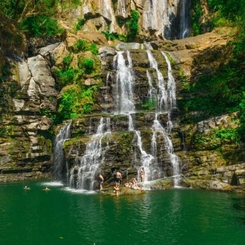 Baignade sous la cascade Nauyaca au Costa Rica