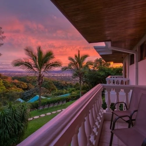 Vue sur le centre-ville de San José depuis l'hôtel Buena Vista à Alajuela au Costa Rica