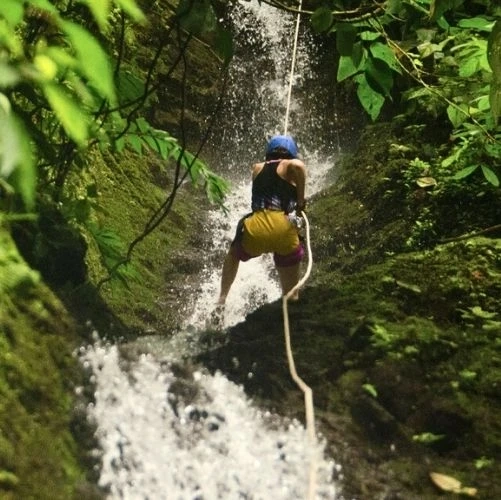 Le rappel, une expérience typique du canyoning, au Pacuare Lodge au Costa Rica