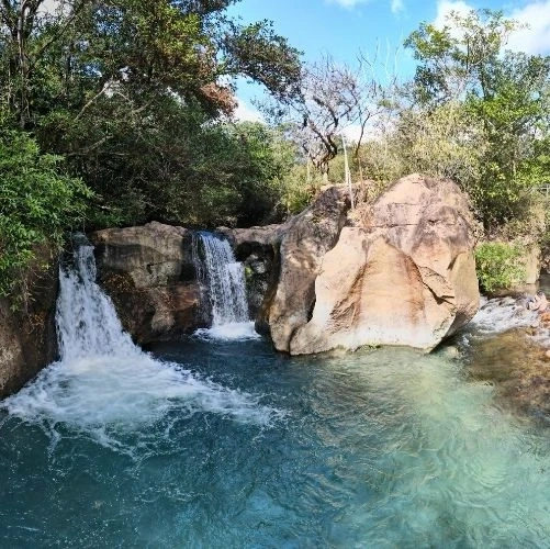 Cascades et rivières aux eaux cristallines dans le parc national Rincon de la Vieja au Costa Rica