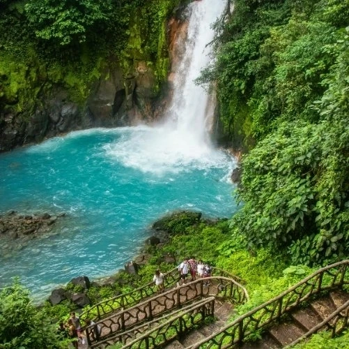 Cascade turquoise du Rio Celeste dans le parc Tenorio au Costa Rica
