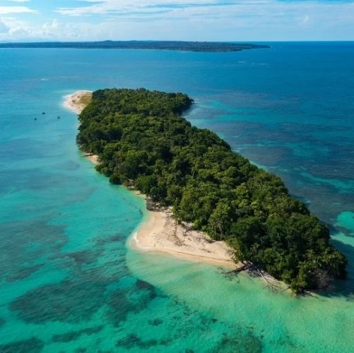 Cayo Zapatilla, une île inhabitée à l'est d'Isla Bastimentos dans l'archipel de Bocas del Toro au Panama