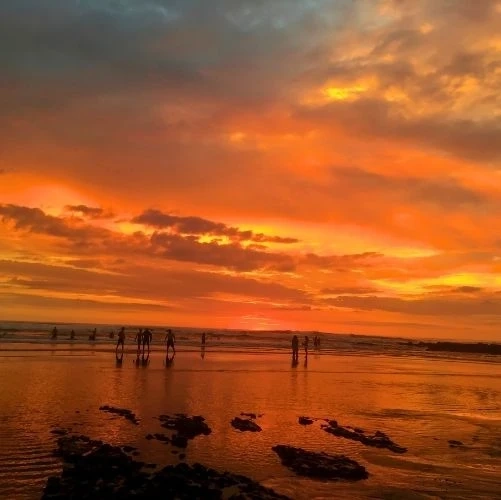 Coucher de soleil orange à Santa Teresa au Costa Rica