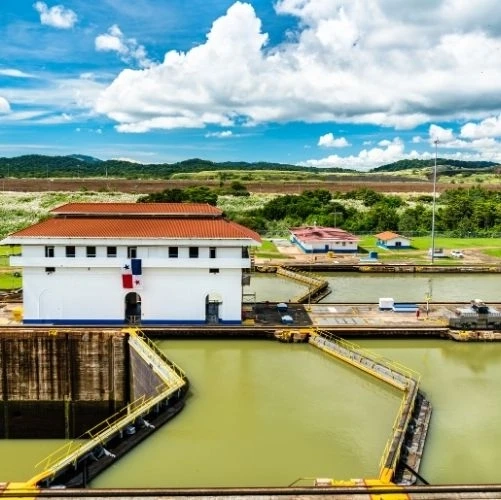 Vue des écluses de Miraflores sur le canal de Panama