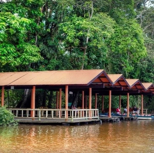 Bateau à moteur à l'embarcadère du lodge Evergreen à Tortuguero au Costa Rica