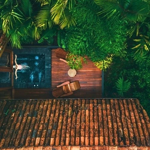 Jacuzzi extérieur sur la terrasse de la chambre à l'hôtel Amor Arenal au Costa Rica
