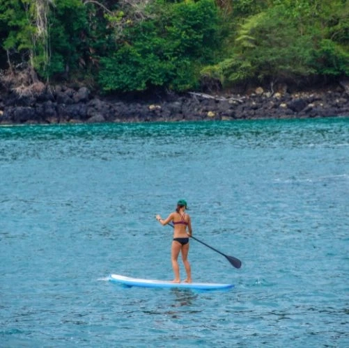 Une jeune femme fait du paddle dans le parc national Manuel Antonio au Costa Rica