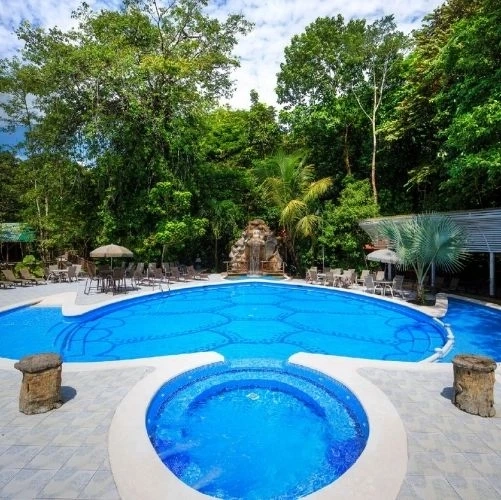 Piscine de l'hôtel Evergreen à Tortuguero au Costa Rica
