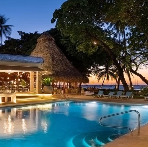 Piscine de bord de mer de l'hôtel Tamarindo Diria au Costa Rica