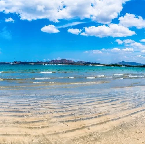 La plage de Tamarindo au Costa Rica pendant la saison sèche