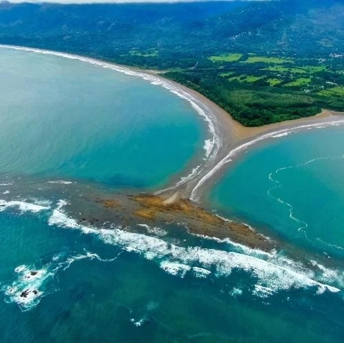 Belle vue aérienne de la majestueuse queue de baleine sur la plage du parc national Marino Ballena au Costa Rica.