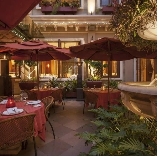 Terrasse feutrée du restaurant de l'hôtel Grano de Oro à San José au Costa Rica