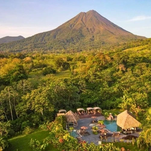 Sources thermales minérales de l'Arenal Manoa à la Fortuna au Costa Rica