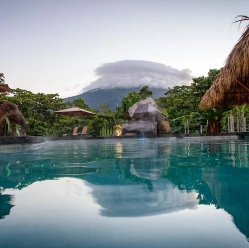 Sources chaudes de l'hôtel Arenal Manoa, face au volcan Arenal au Costa Rica