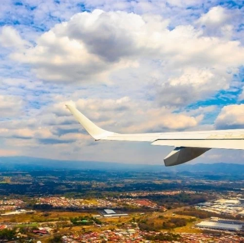 Un avion survolant la province d'Alajuela au Costa Rica