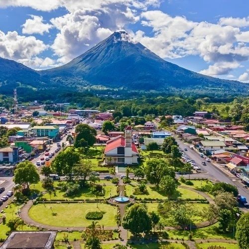 Belle vue aérienne de la ville de La Fortuna au Costa Rica