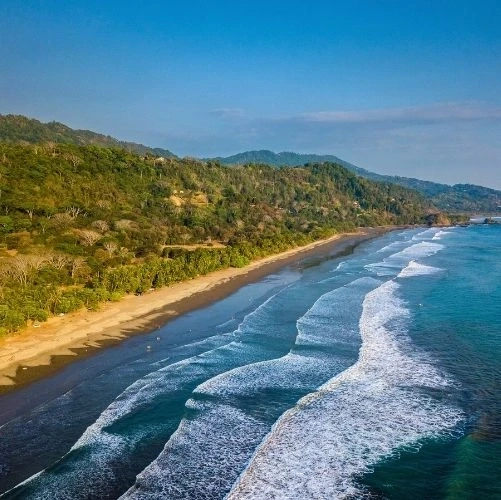 Belle vue aérienne de la plage Dominical au Costa Rica