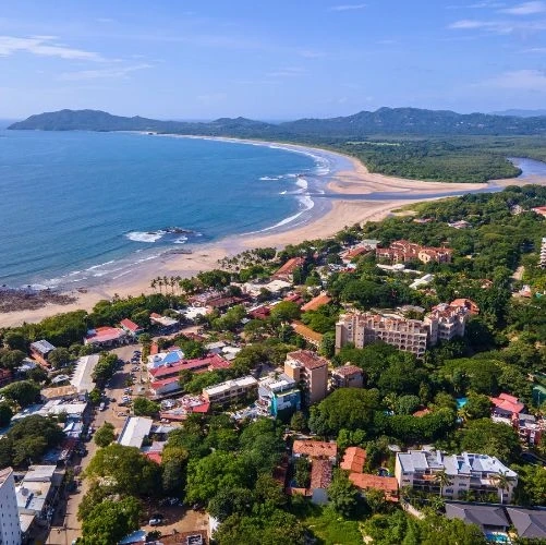 Belle vue aérienne de la plage et de la ville de Tamarindo à Guanacaste au Costa Rica
