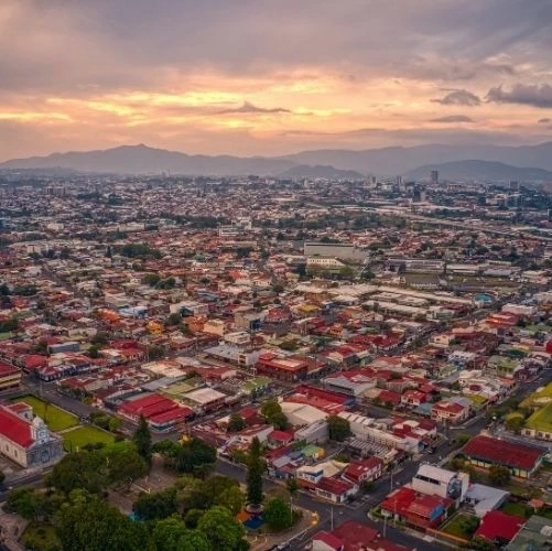 Vue aérienne sur les toits rouges de San José au Costa Rica