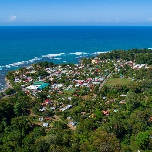Vue aérienne sur Puerto Viejo de Talamanca, une ville nichée dans la jungle au bord de la mer des Caraïbes au Costa Rica