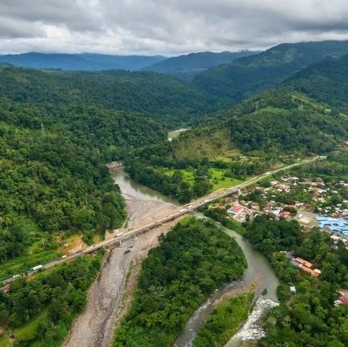 Superbe vue aérienne du Rio Pacuare, Costa Rica.