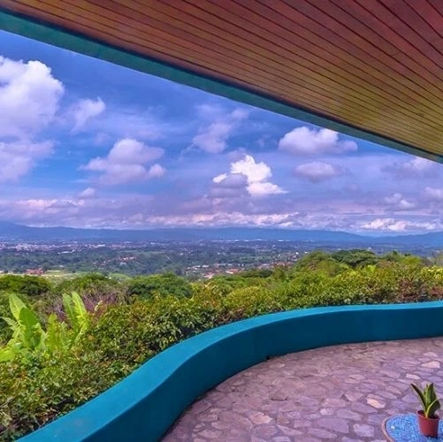 Vue sur Alajuela depuis la terrasse de la chambre de l'hôtel Xandari.