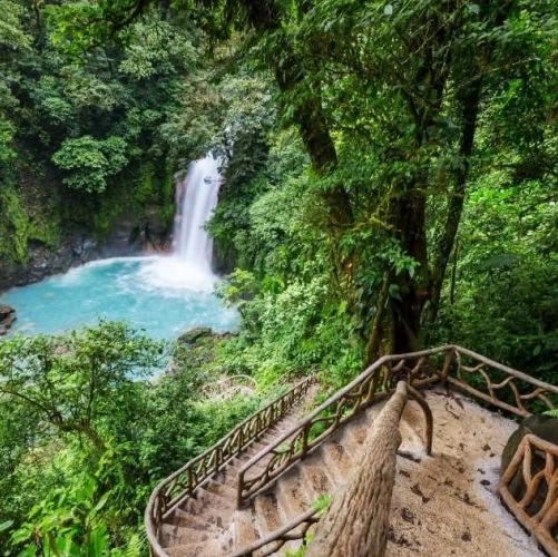 Cascade et lagon turquoise du RIo Celeste à Bijagua de Upala au Costa Rica