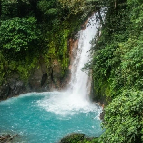 Cascade turquoise du Rio Celeste dans le parc Volcan Tenorio au Costa Rica