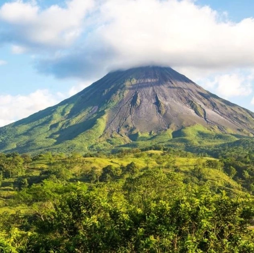 Pointe du volcan Arenal sous les nuages au Costa Rica