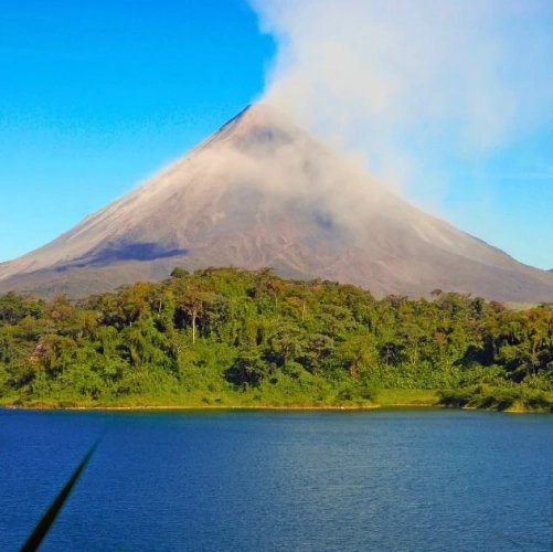 Vue sur le cône parfait du volcan depuis le lac Arenal au Costa Rica