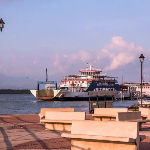 Embarcadère de ferry dans la ville de Puntarenas au Costa Rica