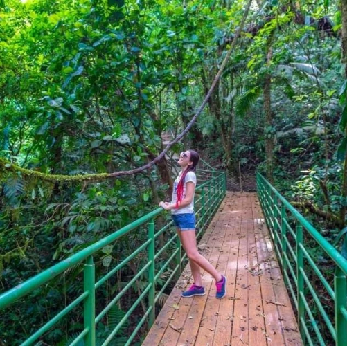 Jeune femme sur un pont suspendu du Mistico Arenal au Costa Rica