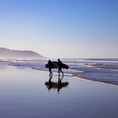 Surfeurs marchant sur la plage de Santa Teresa au Costa Rica