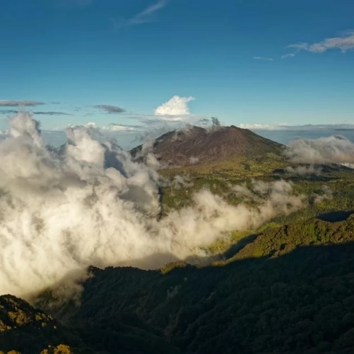 Vue sur le volcan Turrialba depuis l'Irazu au Costa Rica