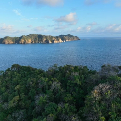 Vue aérienne sur Isla Tortuga depuis le Refuge national de Curu au Costa Rica
