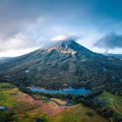 Vue aérienne sur le volcan Arenal au Costa Rica