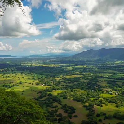 Belle vue aérienne du paysage de montagnes dans le parc national de Barra Honda au Costa Rica 