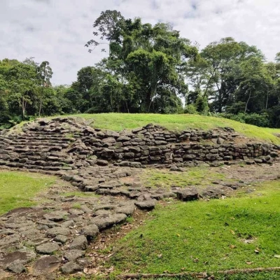 Monticule central du Monument national Guayabo au Costa Rica
