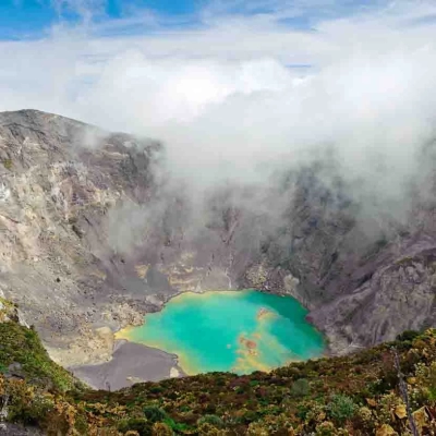 Panorama sur le volcan Irazu au Costa Rica, avec son lac émeraude dans le cratère