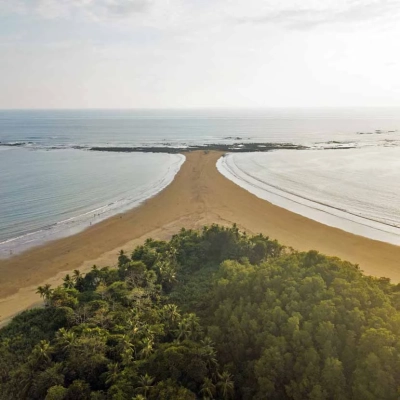 Vue aérienne par drone de la queue de baleine d'Uvita dans le parc national Marino Ballena au Costa Rica