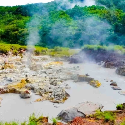 Marmite de boue bouillante et fumerolles dans le parc national de Rincon de la Vieja au Costa Rica