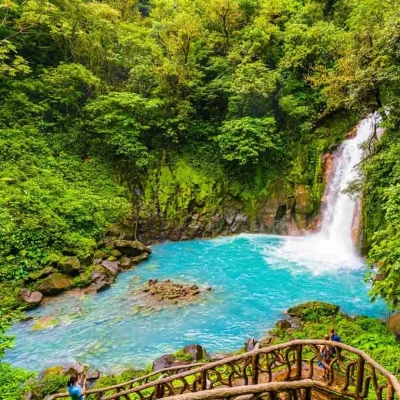 Cascade et lagon du Rio Celeste dans le parc national du volcan Tenorio au Costa Rica