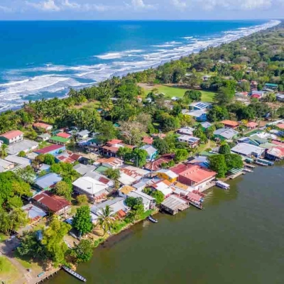 Vue aérienne sur le village de Tortuguero au Costa Rica